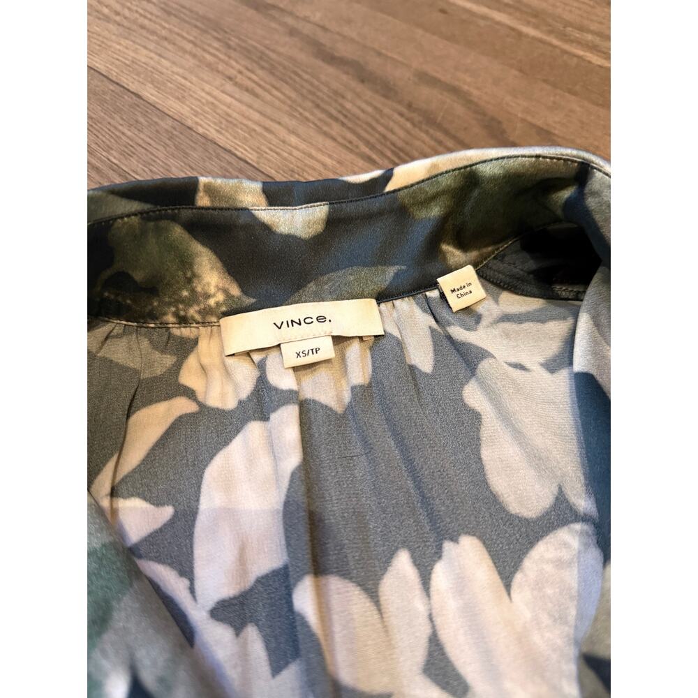Vince Shimmer Lake Silk Floral Blouse | Cap Sleeve Button Front | XS - Picture 6 of 6